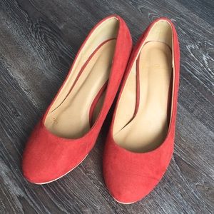 Dark orange suede round toe pumps